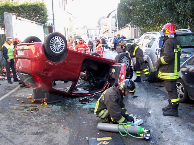 Seregno: crash, auto si ribaltaGrande paura per due anziani