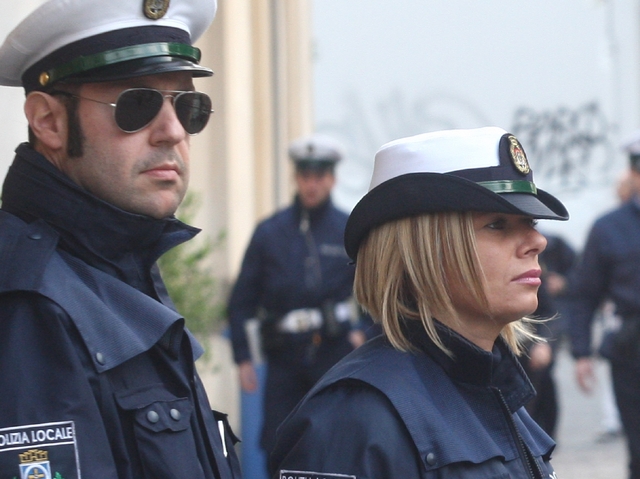 Desio: vuoi fare il vigile?Solo se sei alto, bello e in forma