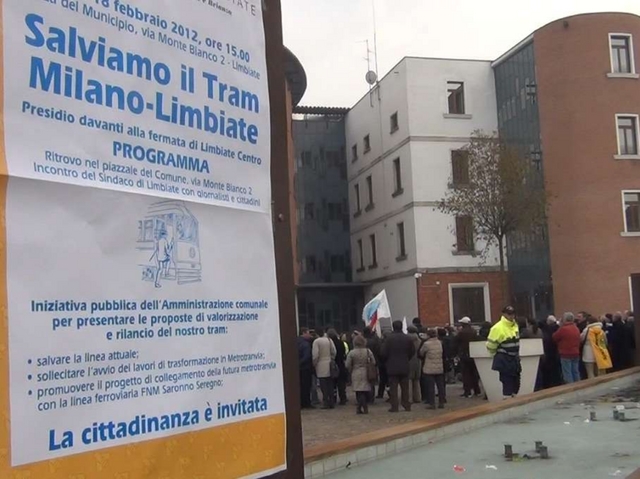Limbiate, cittadini in piazzaper salvare il vecchio tram