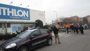 Protesta davanti alla Decathlon«Un lavoro al delegato sindacale»