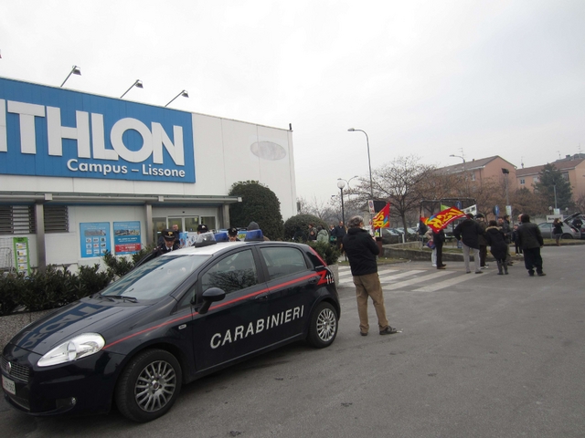 Protesta davanti alla Decathlon«Un lavoro al delegato sindacale»
