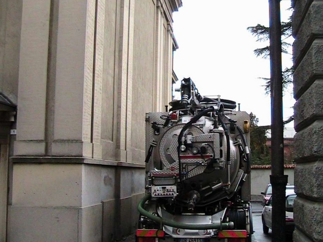 Infortunio sul lavoro a VillasantaOperaio cade dalla scala: è grave