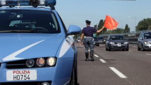 Quasi investe agenti, poi li insulta:via la patente a una donna ubriaca