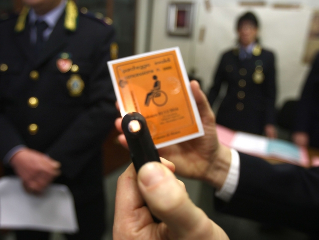 «Clona» il pass di un disabileMonzese denunciata dai vigili