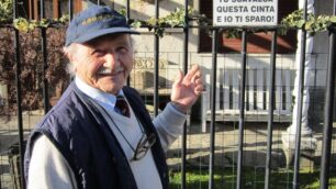 “Se scavalchi la cinta ti sparo”Cartello anti ladro a Carate