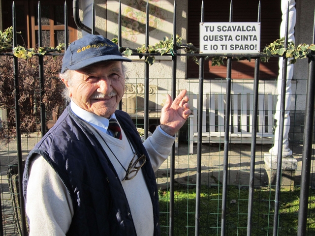 “Se scavalchi la cinta ti sparo”Cartello anti ladro a Carate