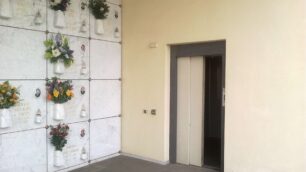 Solaro, un ottantenne e la figliain cimitero: bloccati in ascensore