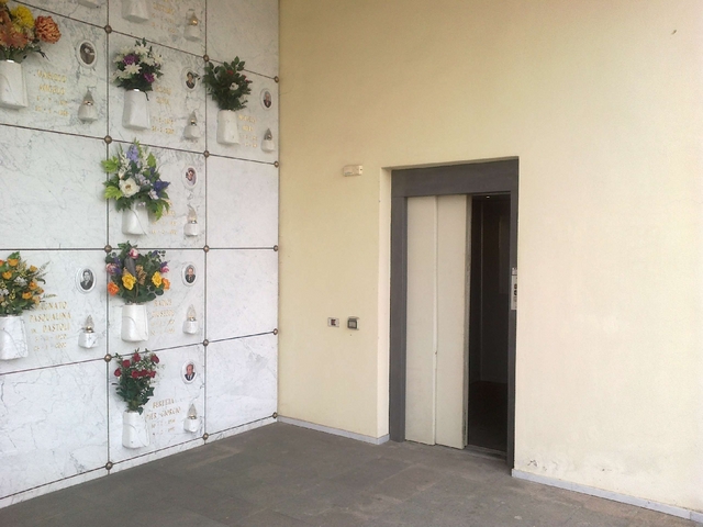 Solaro, un ottantenne e la figliain cimitero: bloccati in ascensore