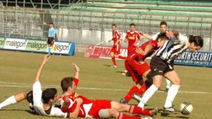 Il Viareggio fa carnevale a MonzaBiancorossi travolti e contestati