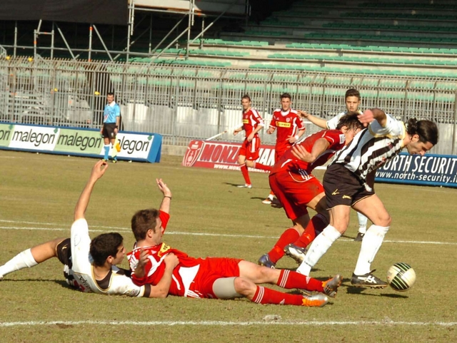 Il Viareggio fa carnevale a MonzaBiancorossi travolti e contestati