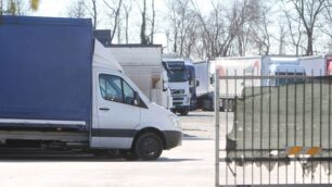 Monza, rogo notturno di camionnel deposito di via San Damiano