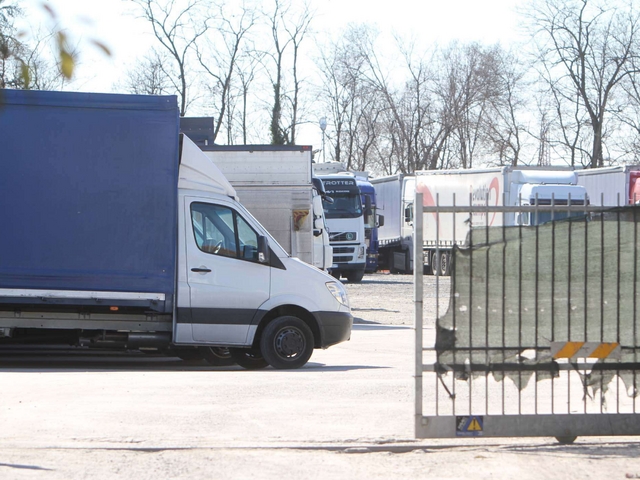 Monza, rogo notturno di camionnel deposito di via San Damiano