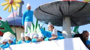 Carnevale non tramonta maiMigliaia in maschera con il sole