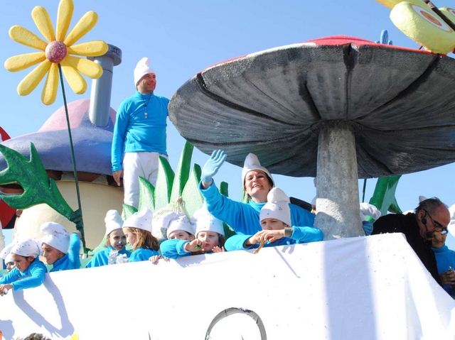Carnevale non tramonta maiMigliaia in maschera con il sole