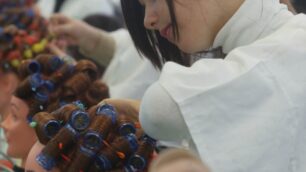 Desio, costretta dal «capo»a rifarsi il taglio dei capelli