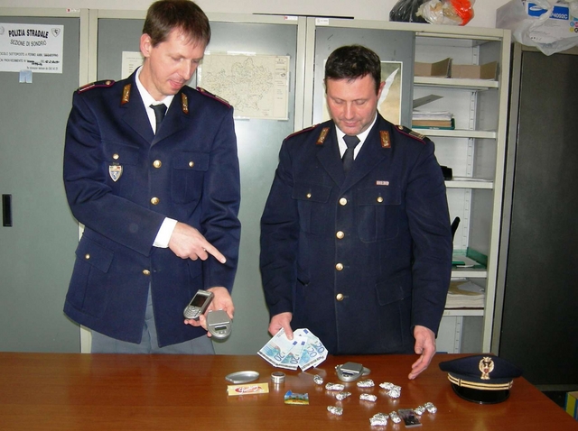 Paga «pieni» rubati alla Essoma ha droga in auto, arrestato