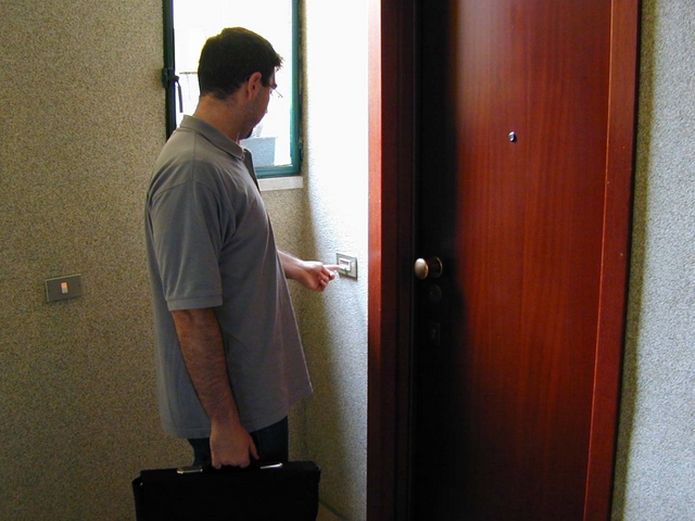 Bovisio, deve verificare le bolletteintanto svaligia casa di un’anziana