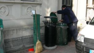 Cesano: ladri di scope al cimitero«Costretti a portarcele da casa»