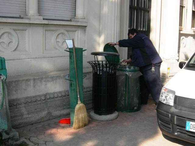 Cesano: ladri di scope al cimitero«Costretti a portarcele da casa»