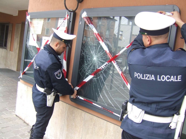 Senago, vuole la casa popolareLancia sassi contro il municipio