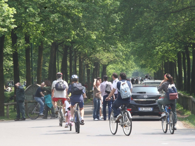 In bicicletta nel parco di MonzaRiaperto il servizio di noleggio