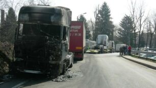 Cesano, esplosione e rogoBruciati due camion alla Snia