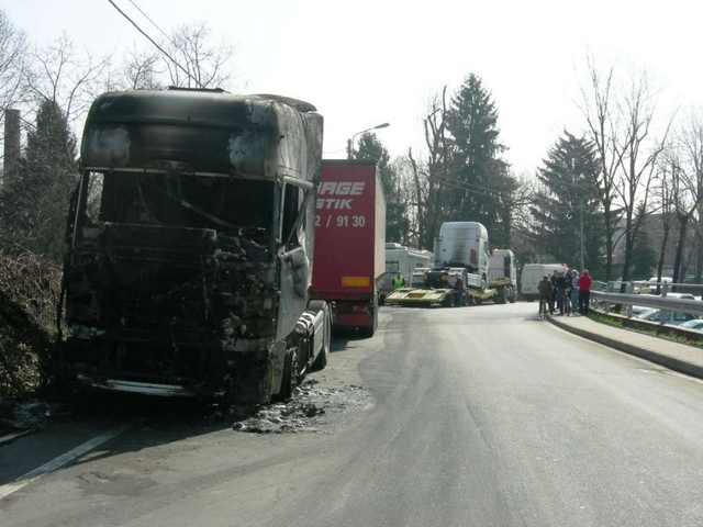 Cesano, esplosione e rogoBruciati due camion alla Snia