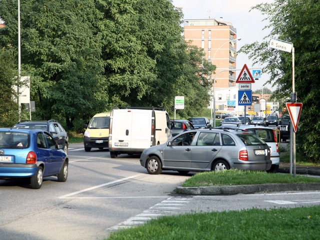 Muggiò, incidente in via Sanzio:utilitaria centrata in pieno da Suv