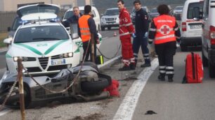 Sorpassa e centra un furgoneMotociclista ferito a Monza