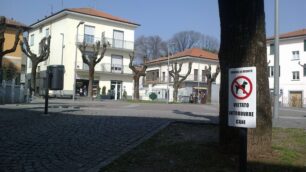 Misinto, divieto d’accesso ai caninella piazza centrale del paese