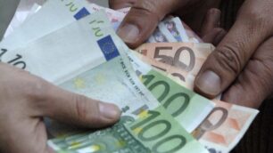 «Scenda, c’è una firma da fare»E intanto le rubano in casa