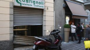 Serranda tagliata con il flessibileMonza, colpo grosso all’oreficeria
