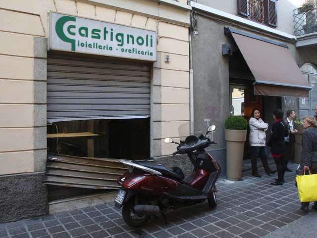 Serranda tagliata con il flessibileMonza, colpo grosso all’oreficeria