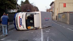 Seregno: auto contro furgoneche si rovescia, due in fuga