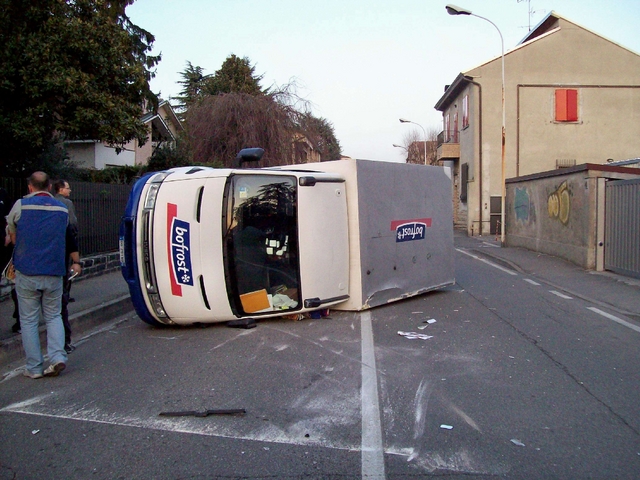 Seregno: auto contro furgoneche si rovescia, due in fuga