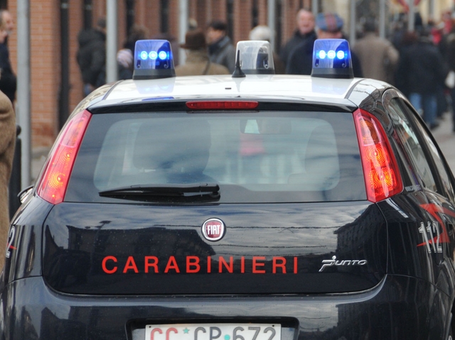 Non vuole pagare una prostitutaPunta un coltello e la deruba