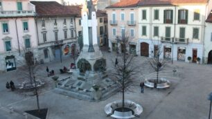 Seregno: dipendente Econordprende a calci panchina e furgone