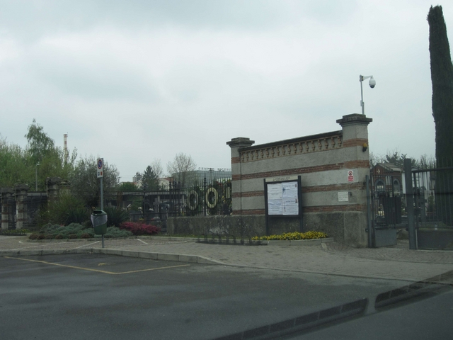 Macherio: parking del cimitero,
spaccata. Spariti borsa e patente