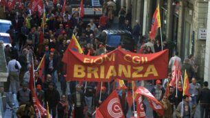 Fim Cisl e Uilm trovano l’accordoTute blu Fiom in piazza a Milano