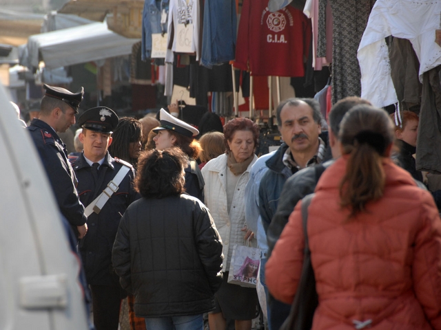 Vimercate, giro di vite al mercatoIdentificati 23 venditori abusivi