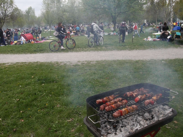 In migliaia al Parco per il picnicLa gita di Pasquetta senza caos