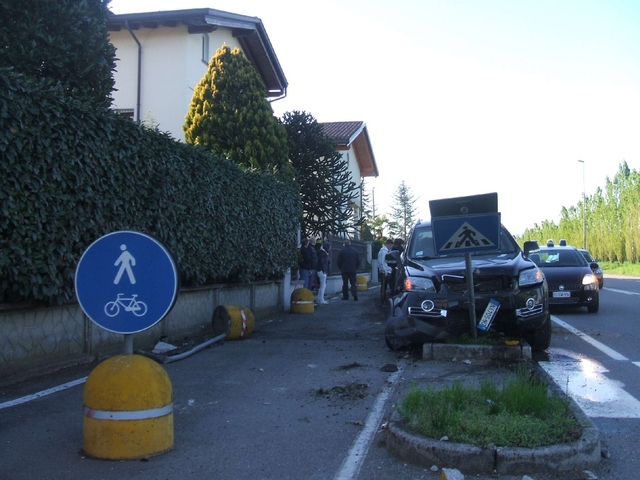 Albiate: Suv invade marciapiede,tanta paura ma nessun ferito