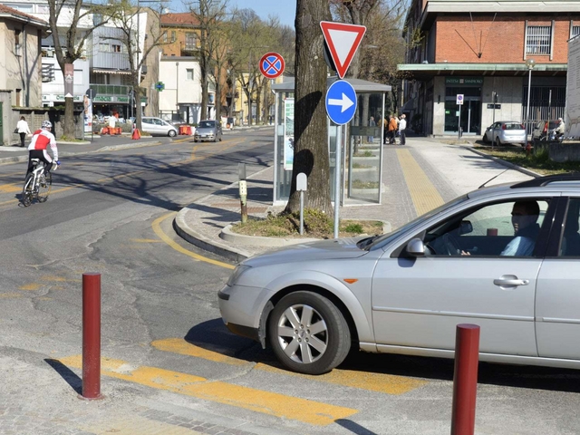 Paralisi traffico lungo via RomaOra Arcore mette al bando i tir