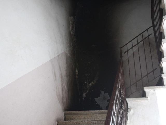 Per la cubana la relazione è finitaLui non ci sta e le incendia la casa