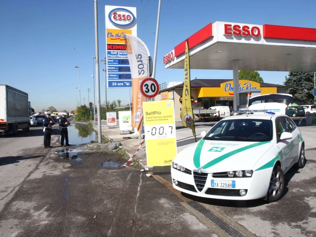 Schianto, forse per fare benzinaVittima un neopapà di Arcore