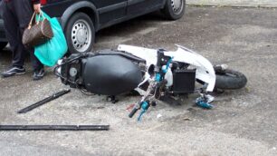Seregno, auto contro scooterSbatte la testa, la suocera sviene