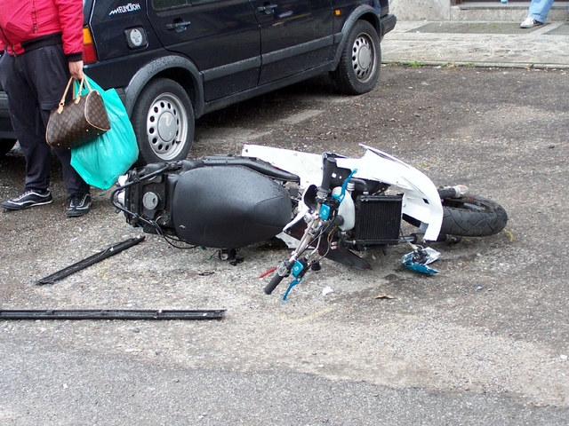 Seregno, auto contro scooterSbatte la testa, la suocera sviene