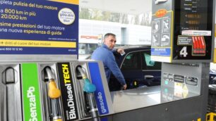Stop agli sconti, benzina alle stelleLa «verde» resta sopra i 2 euro