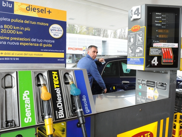 Stop agli sconti, benzina alle stelleLa «verde» resta sopra i 2 euro
