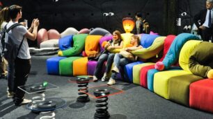 A caccia di novità e ideeFolla al salone del mobile